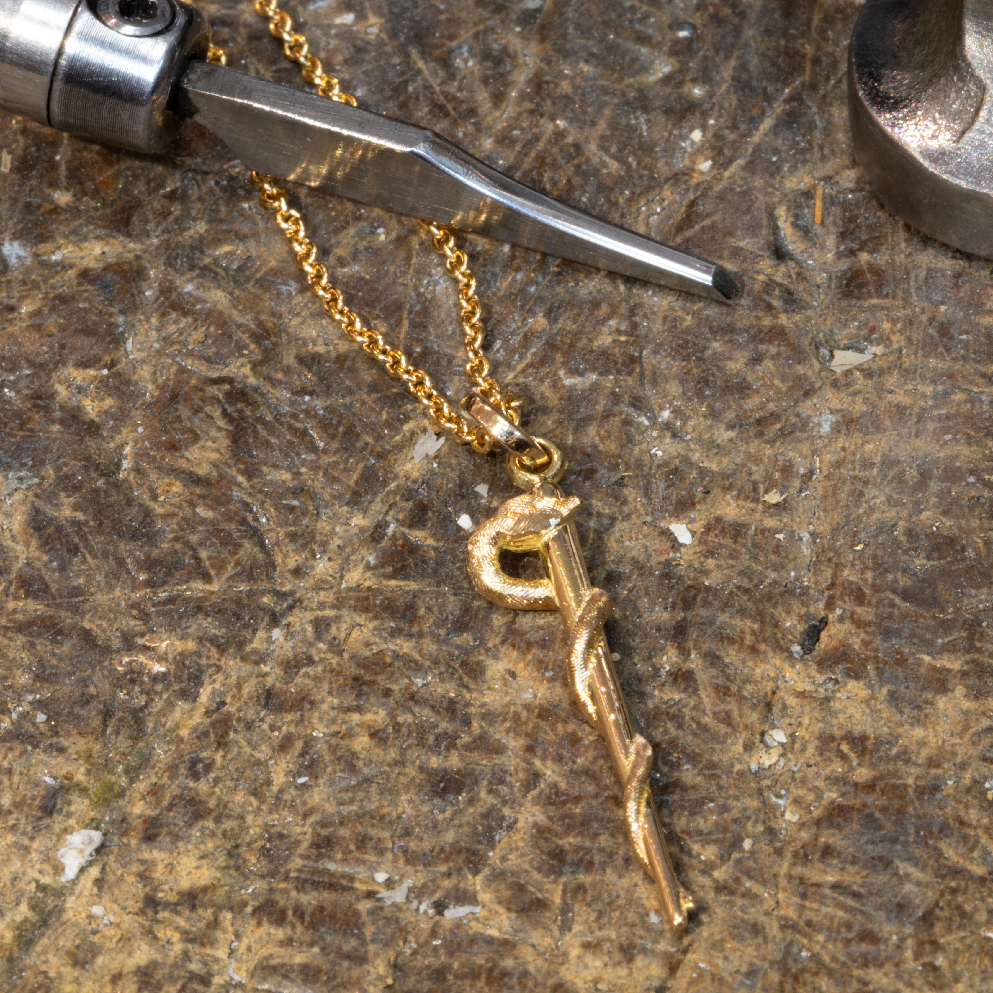Eskulapstav 18k Guld pin Läkarsymbol